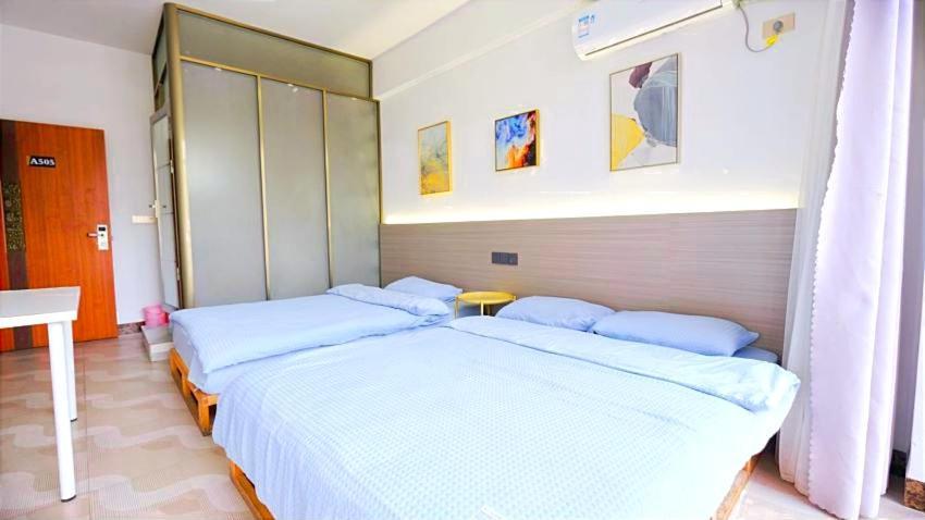 Showbiz Hostel Yangshuo Exterior photo