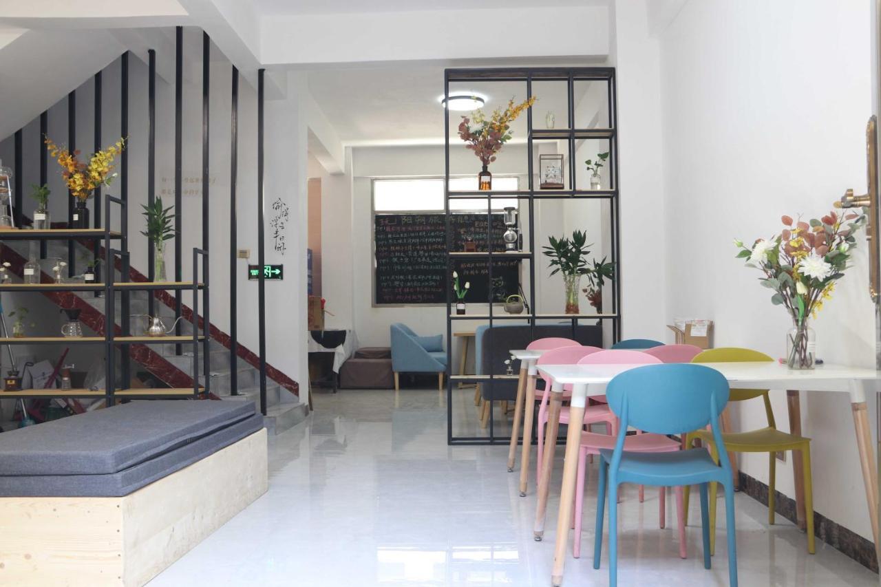Showbiz Hostel Yangshuo Exterior photo