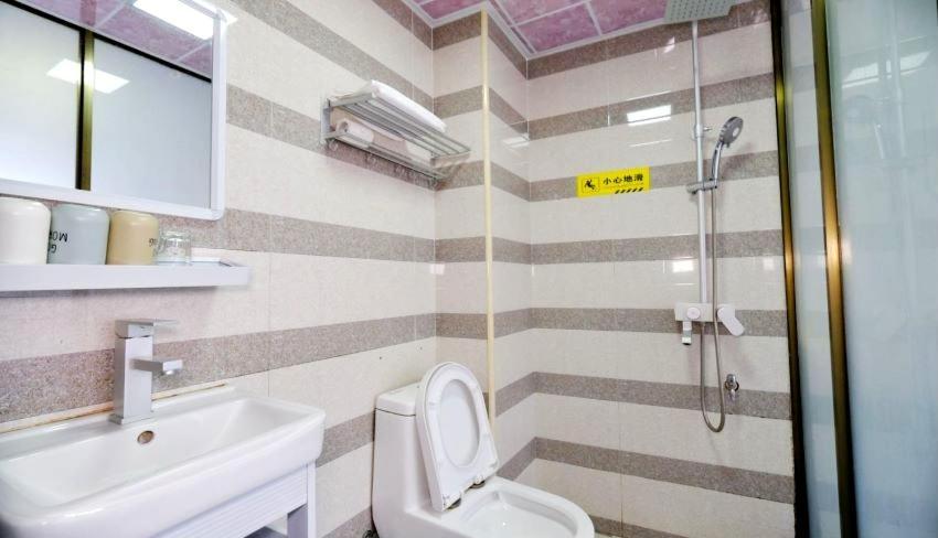 Showbiz Hostel Yangshuo Exterior photo